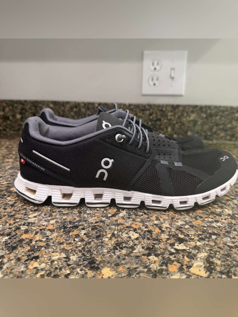 On Running ladies Cloud Sneakers - Black & White 9